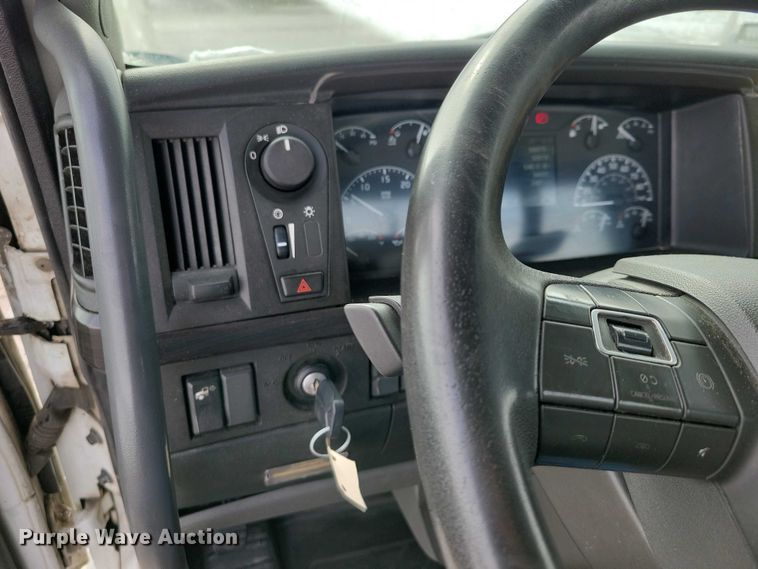 image for item NK9814 2020 Volvo VNL semi truck