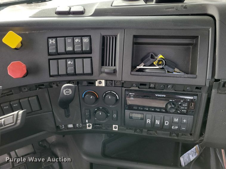 image for item NK9814 2020 Volvo VNL semi truck