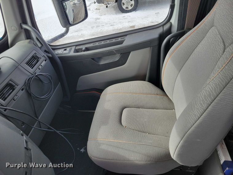 image for item NK9814 2020 Volvo VNL semi truck