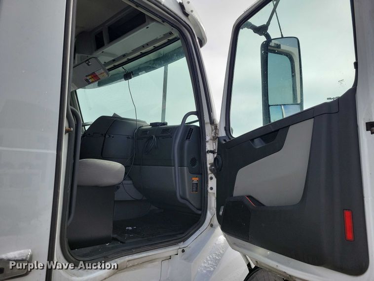 image for item NK9814 2020 Volvo VNL semi truck