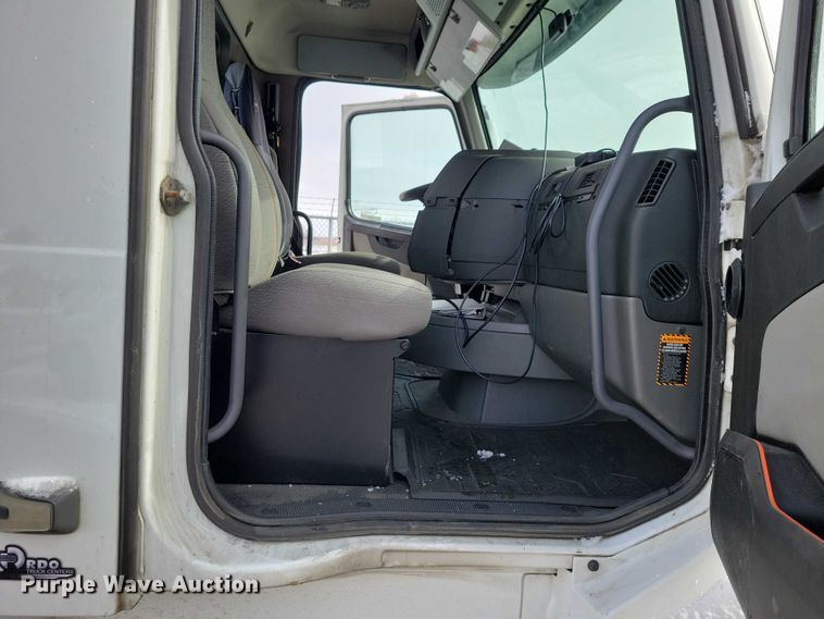 image for item NK9814 2020 Volvo VNL semi truck