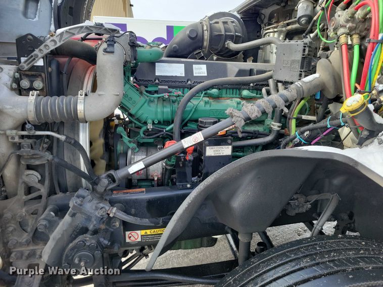 image for item NK9814 2020 Volvo VNL semi truck