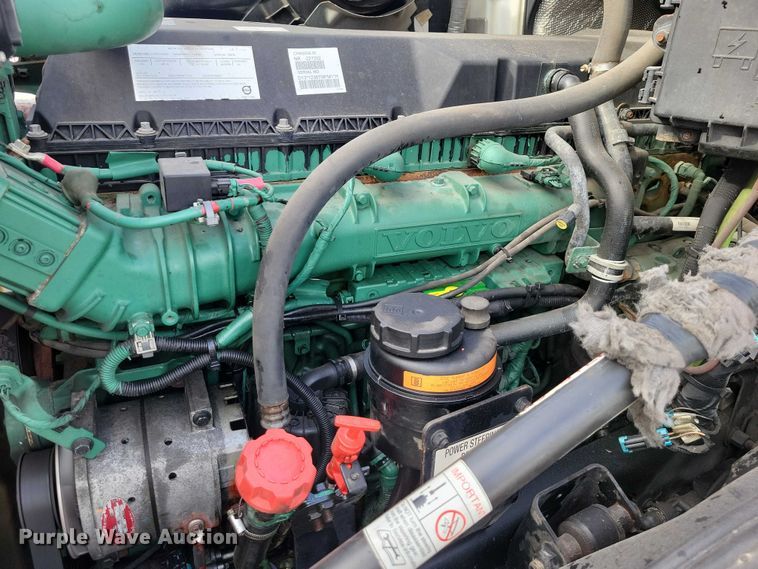 image for item NK9814 2020 Volvo VNL semi truck