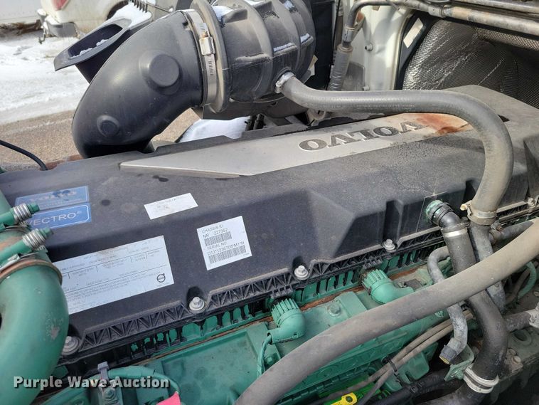 image for item NK9814 2020 Volvo VNL semi truck