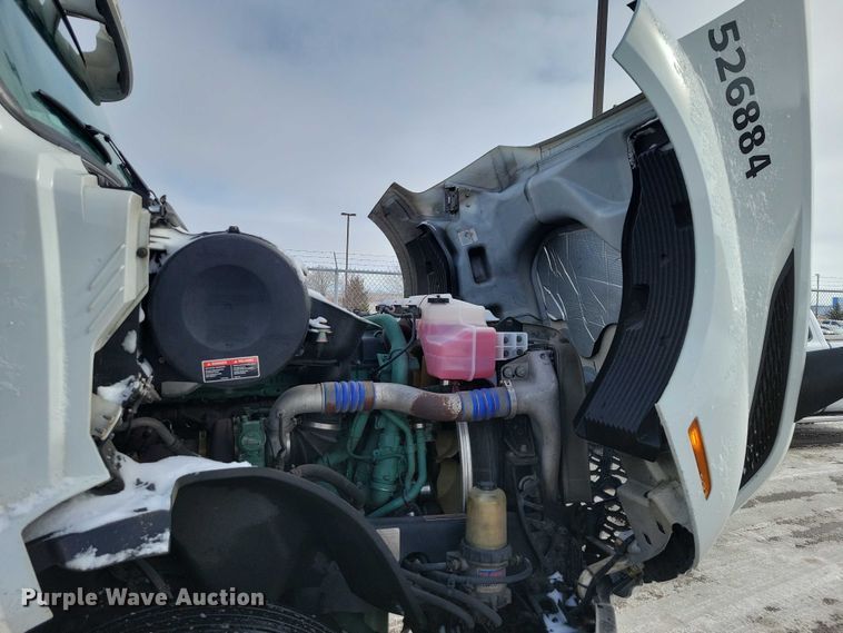 image for item NK9814 2020 Volvo VNL semi truck