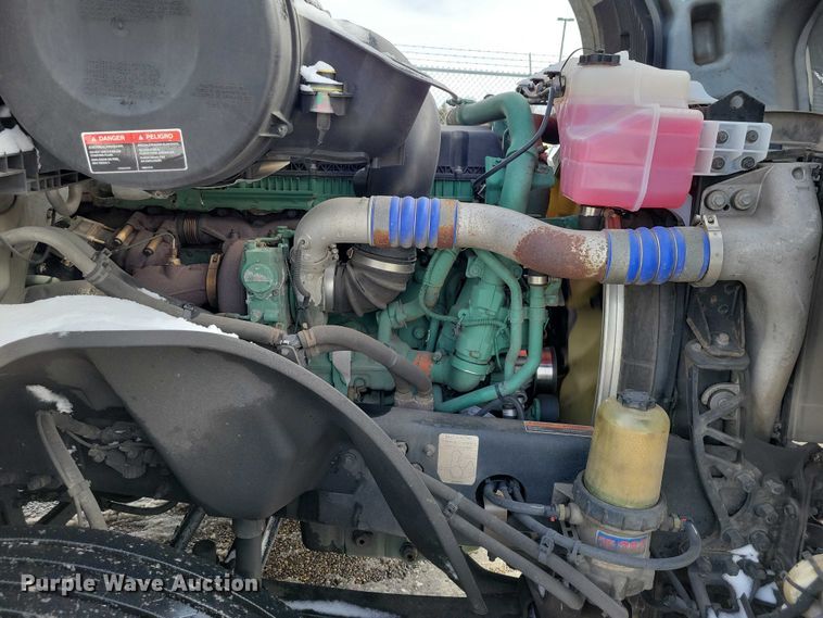 image for item NK9814 2020 Volvo VNL semi truck