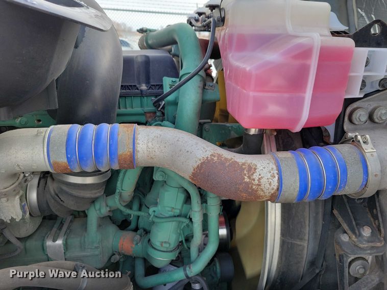 image for item NK9814 2020 Volvo VNL semi truck