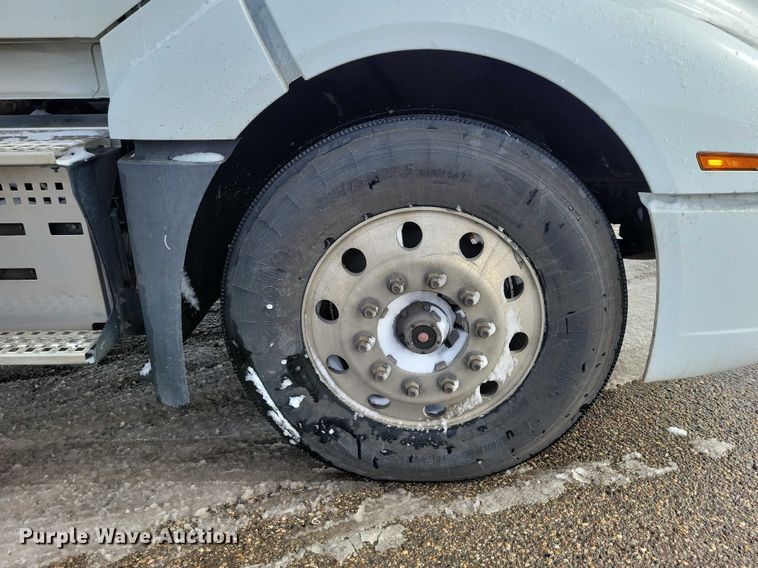 image for item NK9814 2020 Volvo VNL semi truck