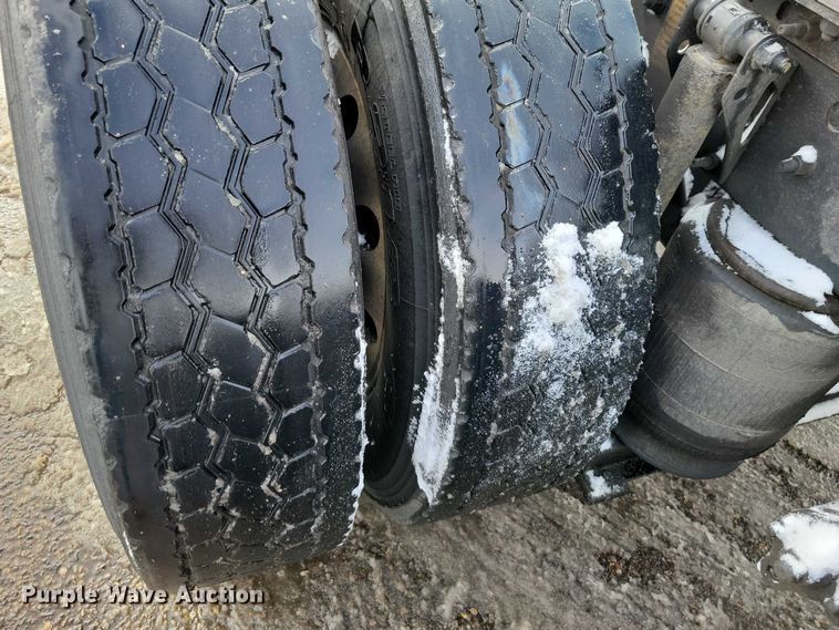 image for item NK9814 2020 Volvo VNL semi truck