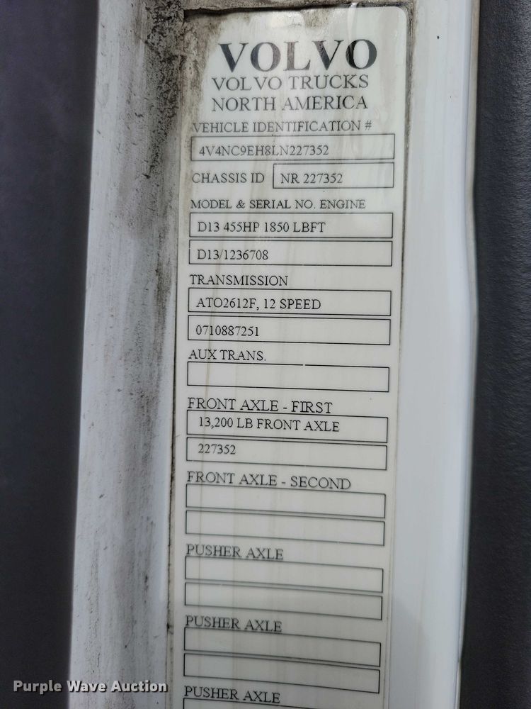 image for item NK9814 2020 Volvo VNL semi truck