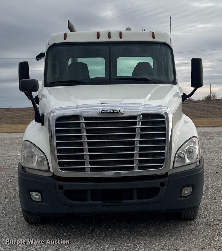 image for item OE9547 2011 Freightliner Cascadia semi truck