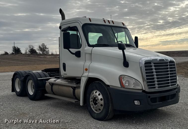 image for item OE9547 2011 Freightliner Cascadia semi truck