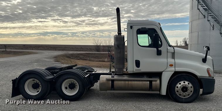 image for item OE9547 2011 Freightliner Cascadia semi truck