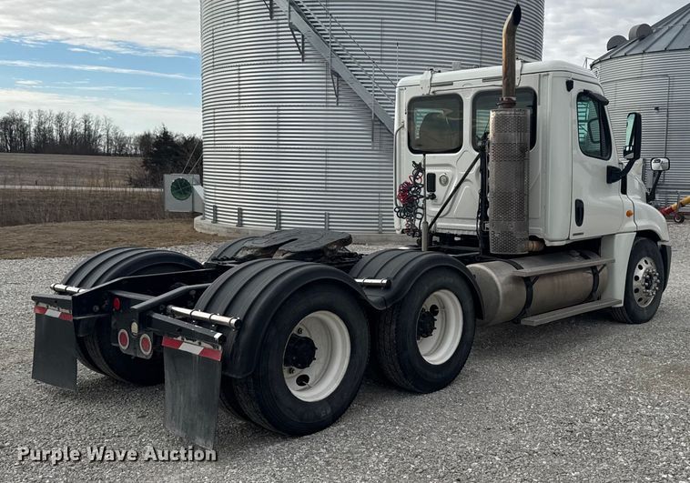 image for item OE9547 2011 Freightliner Cascadia semi truck