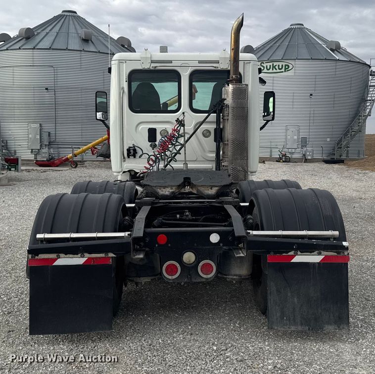 image for item OE9547 2011 Freightliner Cascadia semi truck