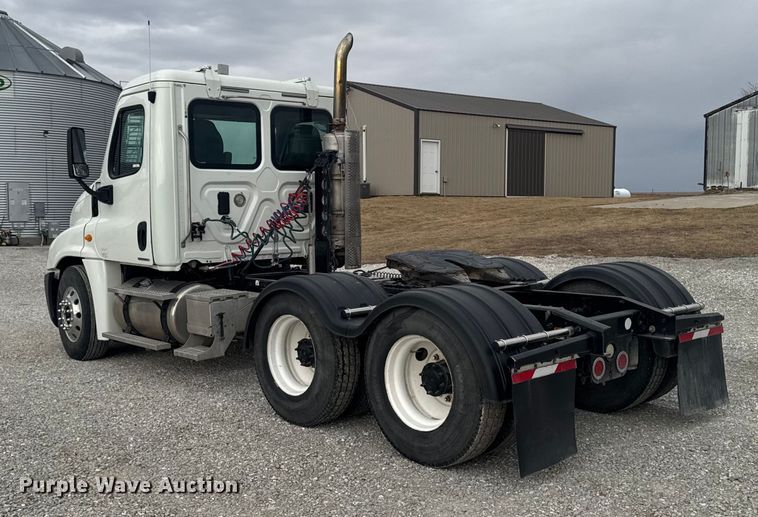 image for item OE9547 2011 Freightliner Cascadia semi truck