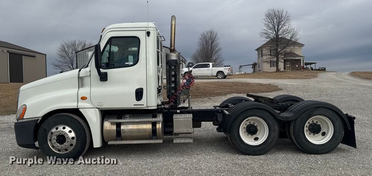 image for item OE9547 2011 Freightliner Cascadia semi truck