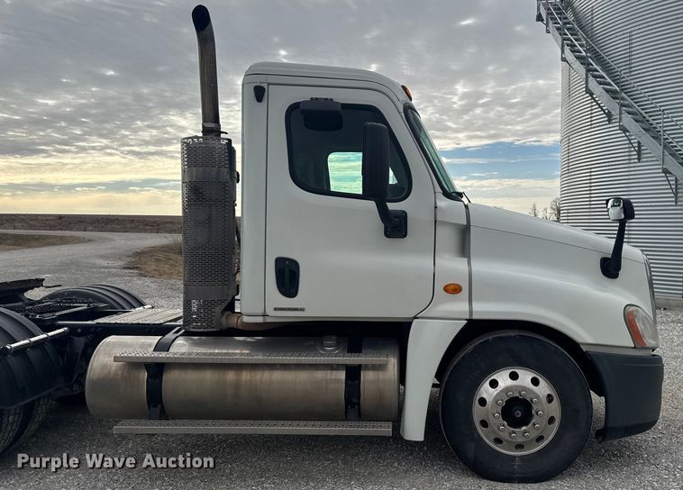 image for item OE9547 2011 Freightliner Cascadia semi truck