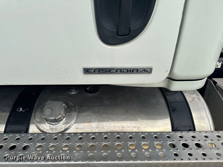 image for item OE9547 2011 Freightliner Cascadia semi truck