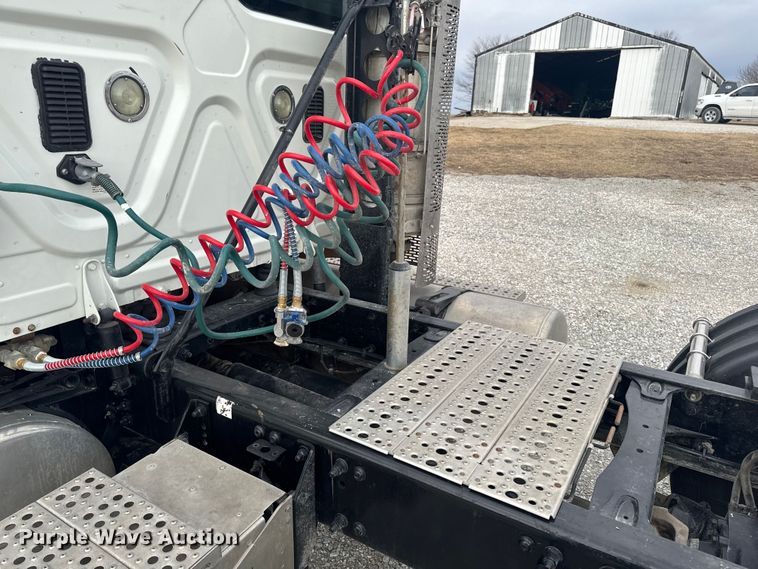 image for item OE9547 2011 Freightliner Cascadia semi truck