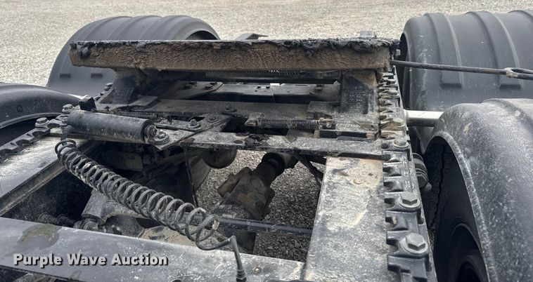 image for item OE9547 2011 Freightliner Cascadia semi truck