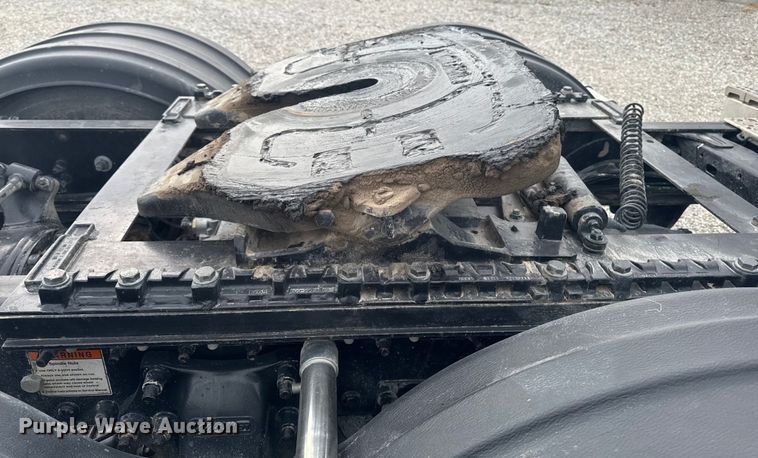 image for item OE9547 2011 Freightliner Cascadia semi truck