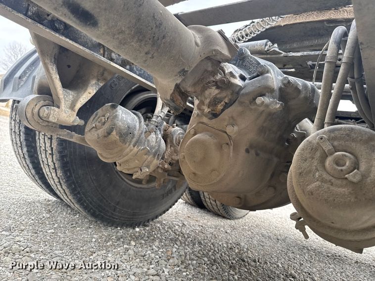 image for item OE9547 2011 Freightliner Cascadia semi truck