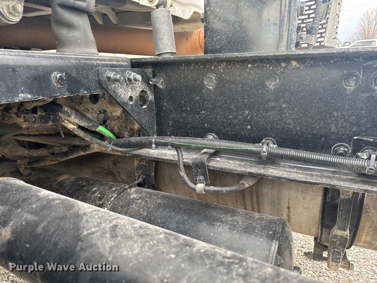 image for item OE9547 2011 Freightliner Cascadia semi truck