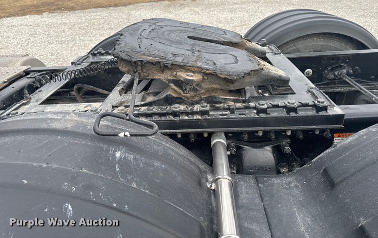 image for item OE9547 2011 Freightliner Cascadia semi truck