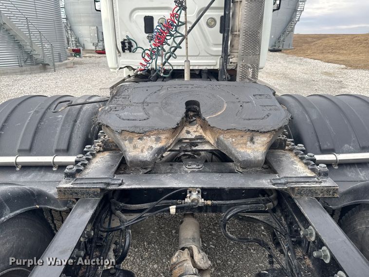 image for item OE9547 2011 Freightliner Cascadia semi truck