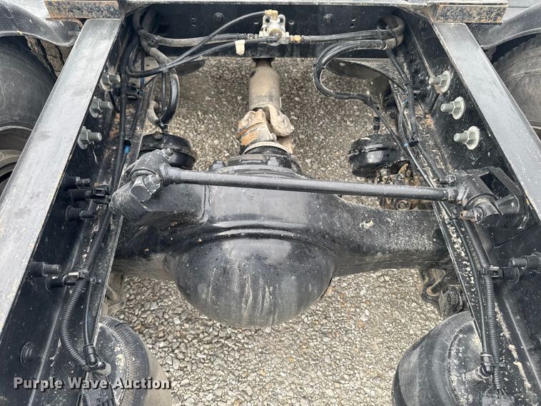 image for item OE9547 2011 Freightliner Cascadia semi truck