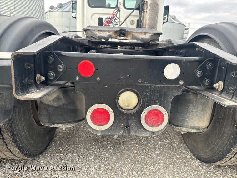 image for item OE9547 2011 Freightliner Cascadia semi truck