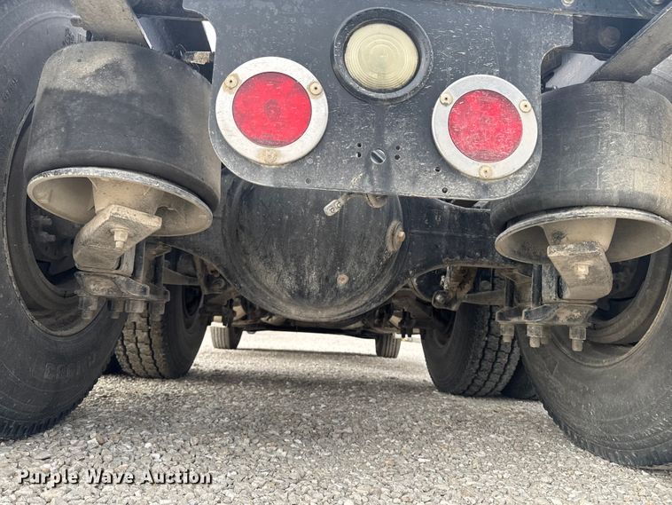 image for item OE9547 2011 Freightliner Cascadia semi truck