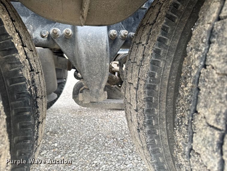 image for item OE9547 2011 Freightliner Cascadia semi truck