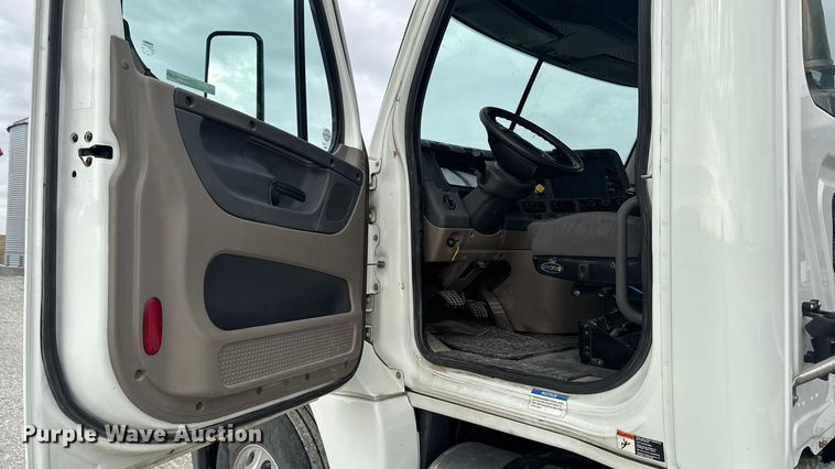 image for item OE9547 2011 Freightliner Cascadia semi truck