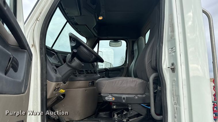 image for item OE9547 2011 Freightliner Cascadia semi truck