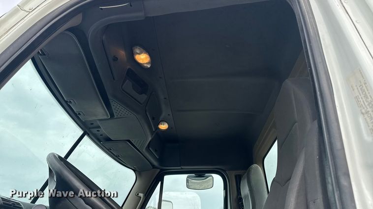 image for item OE9547 2011 Freightliner Cascadia semi truck