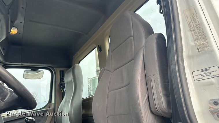 image for item OE9547 2011 Freightliner Cascadia semi truck