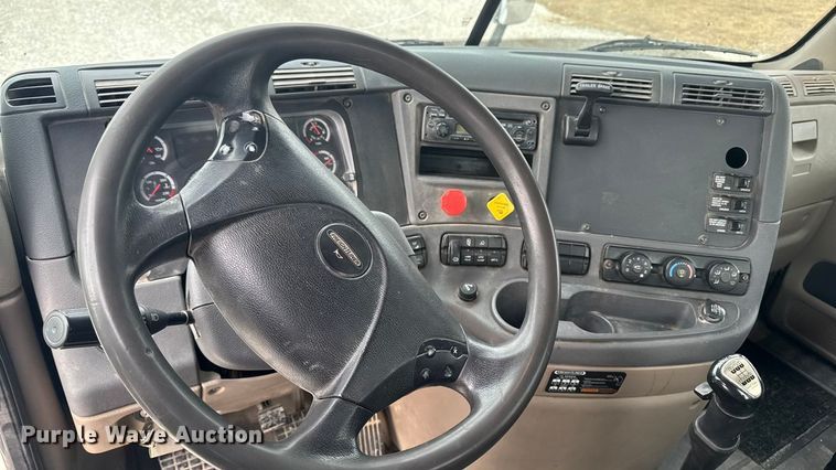 image for item OE9547 2011 Freightliner Cascadia semi truck