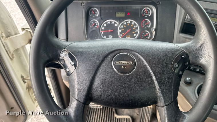 image for item OE9547 2011 Freightliner Cascadia semi truck