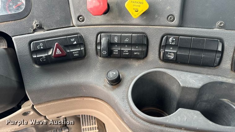 image for item OE9547 2011 Freightliner Cascadia semi truck