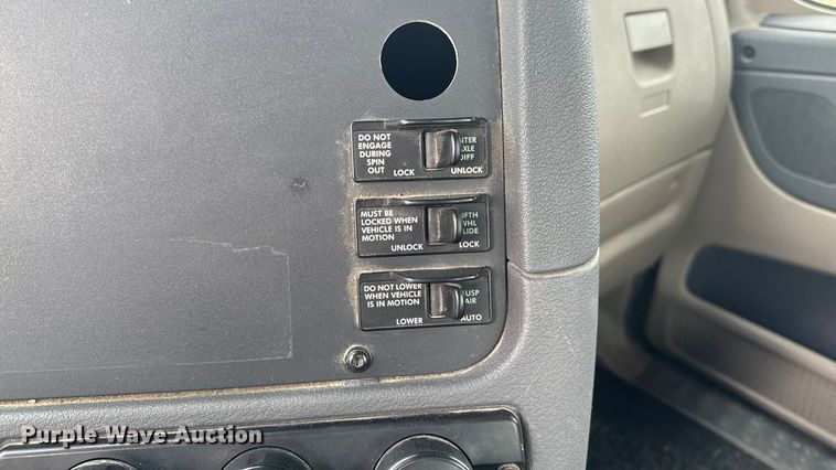 image for item OE9547 2011 Freightliner Cascadia semi truck