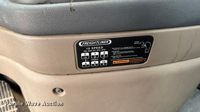 image for item OE9547 2011 Freightliner Cascadia semi truck