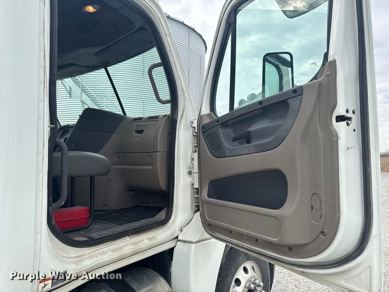 image for item OE9547 2011 Freightliner Cascadia semi truck