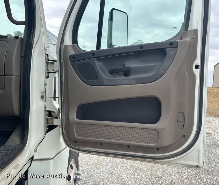 image for item OE9547 2011 Freightliner Cascadia semi truck