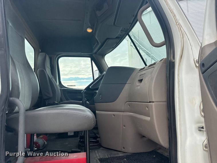 image for item OE9547 2011 Freightliner Cascadia semi truck