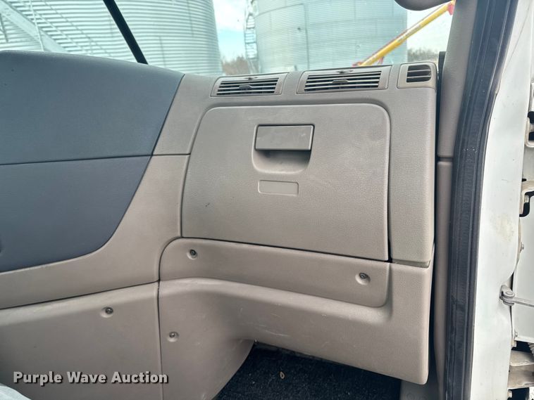 image for item OE9547 2011 Freightliner Cascadia semi truck