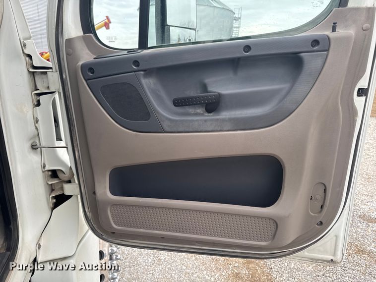 image for item OE9547 2011 Freightliner Cascadia semi truck