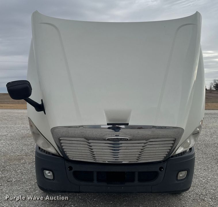 image for item OE9547 2011 Freightliner Cascadia semi truck