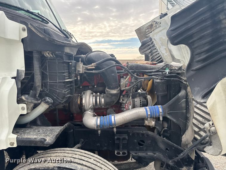 image for item OE9547 2011 Freightliner Cascadia semi truck